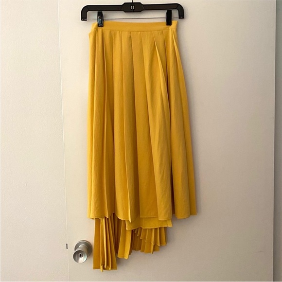 ASTR the label yellow pleated skirt - Picture 3 of 4